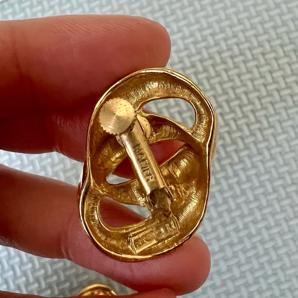 VINTAGE NAPIER GOLD TONE DOUBLE RING CLIP EARRINGS RARE - Picture 3 of 3